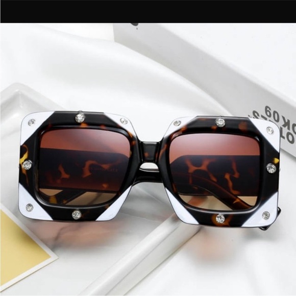 Elegant Black Sunglasses with Pearl Accents main image 4